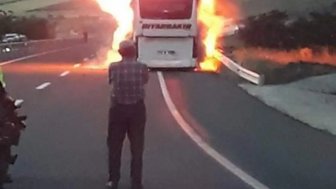 Elazığ’da faciadan dönüldü: Yolcu otobüsü alev alev yandı