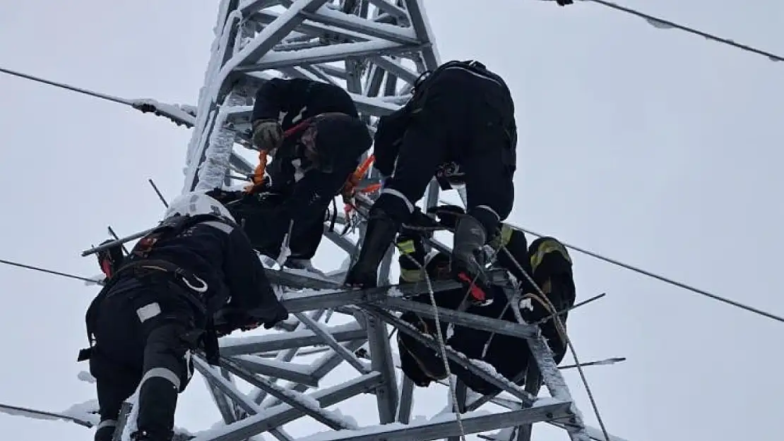 Elektrik teknisyeninin trajik ölümü: Direğe asılı kaldı!