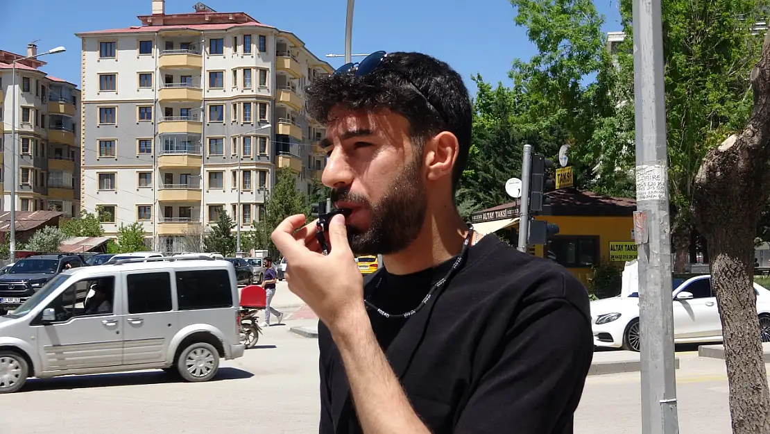 Elektrikler kesildi, genç hakem düdüğüyle trafiği yönetti!