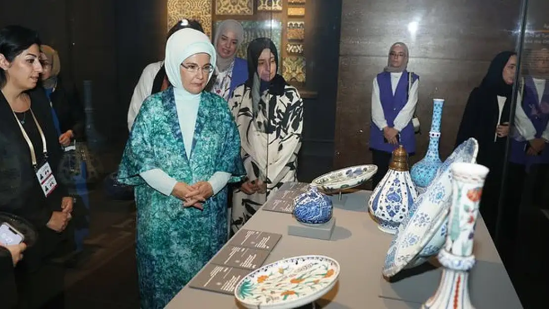 Emine Erdoğan, Katara Camii’ni ziyaret etti