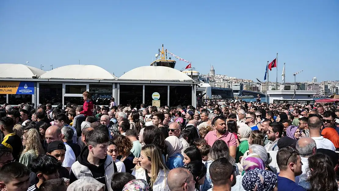 Eminönü’nde insan seli!