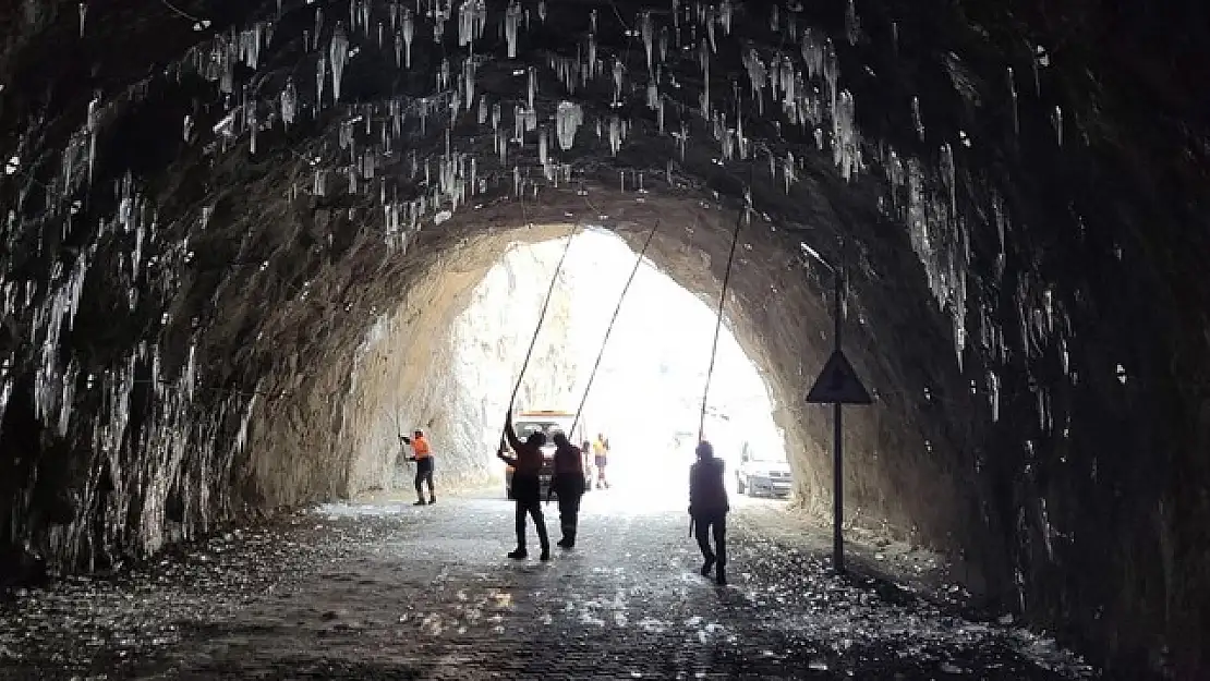 Buz tünelleri kabusu: Buz sarkıtları araçları tehdit ediyor!