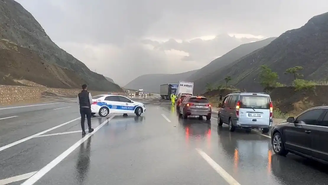 Erzincan – Sivas kara yolu tehlike nedeniyle ulaşıma kapandı