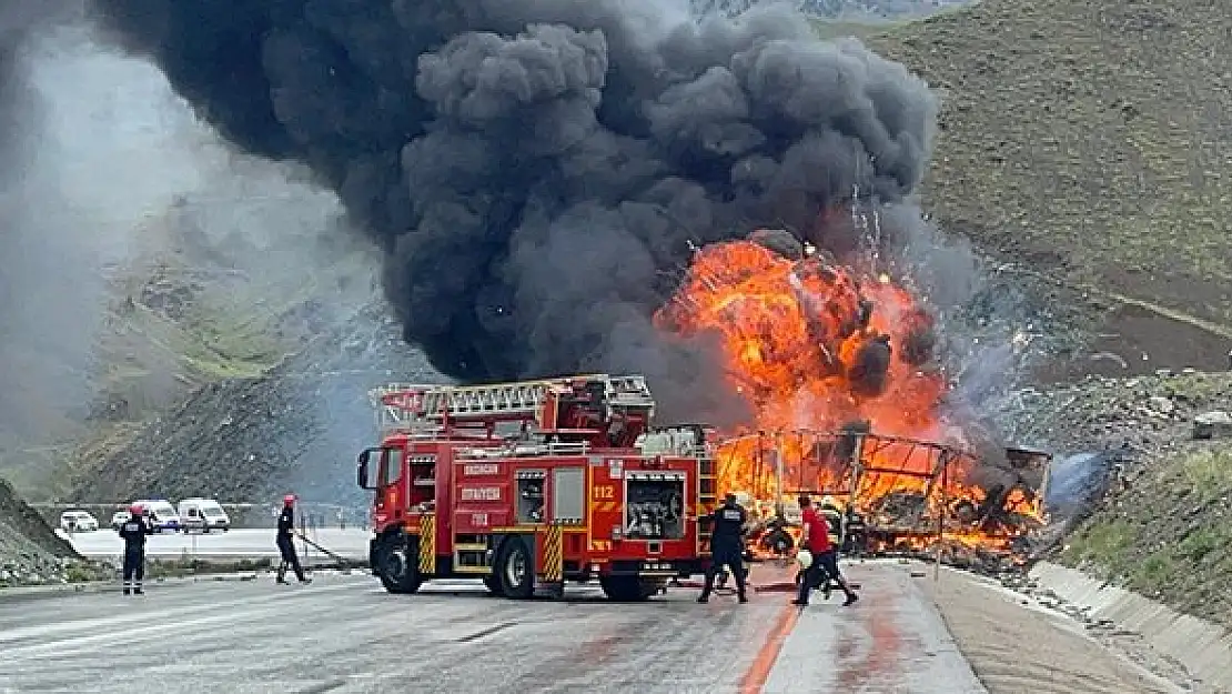 Erzincan’da iki tır alev topuna döndü