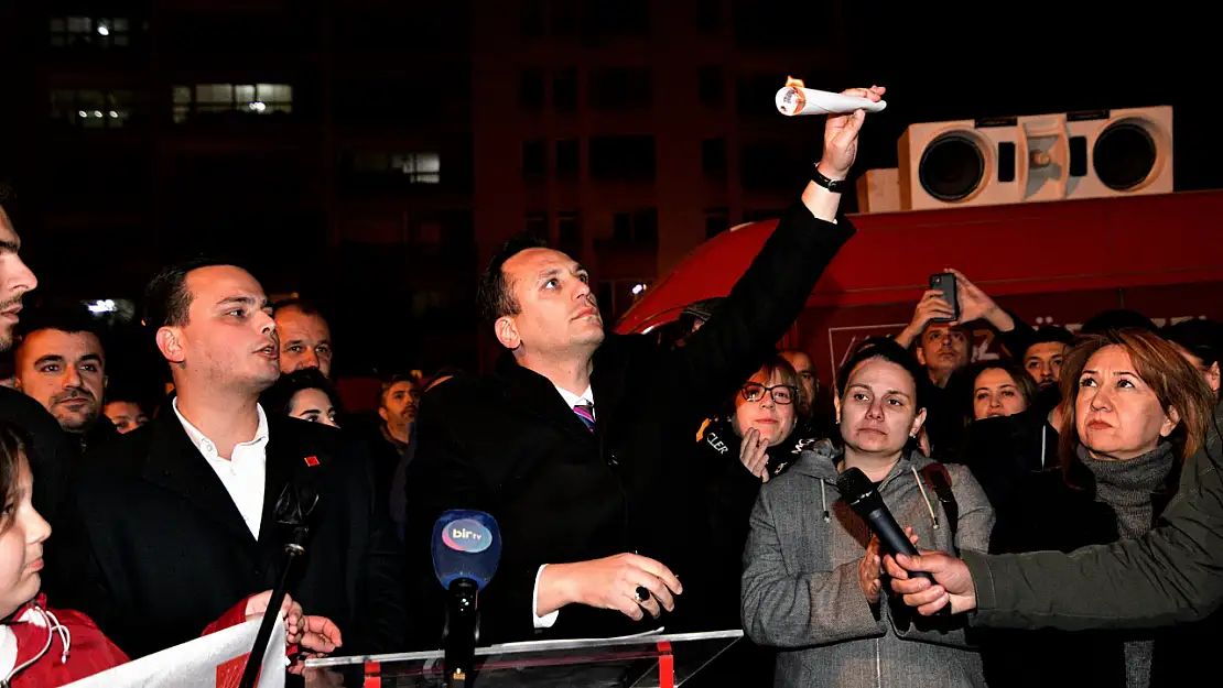 Eşki'den tarihi protesto | Diplomalarını yaktı ve and içti