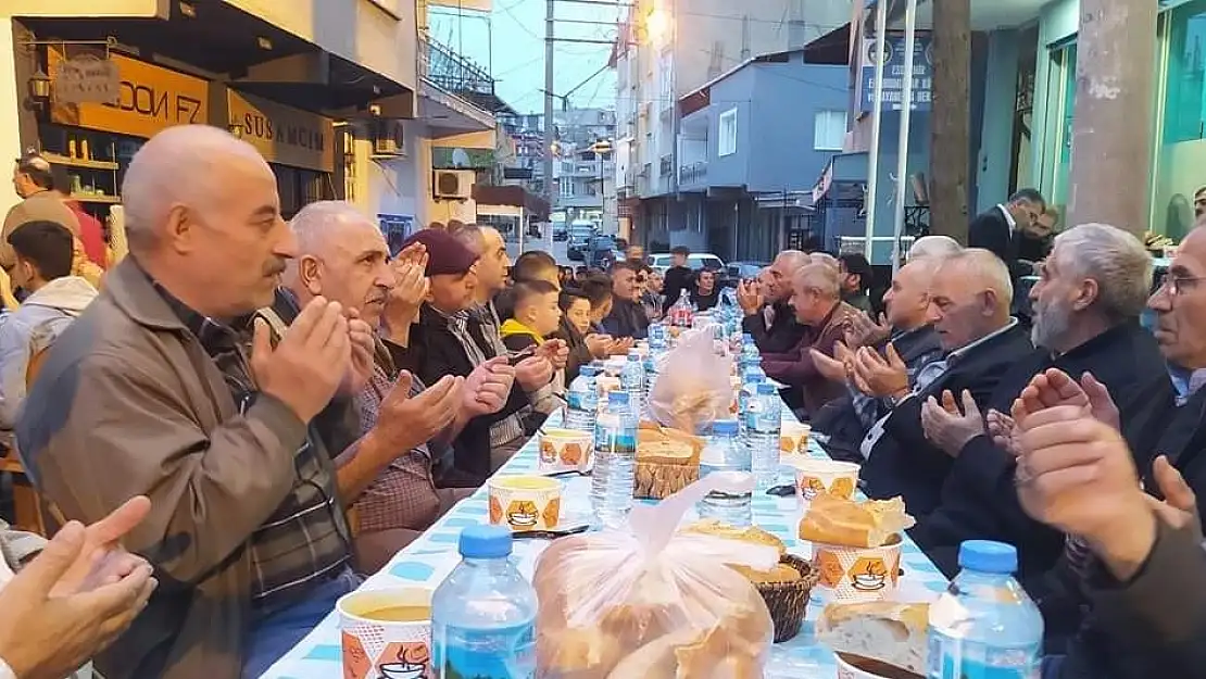 Eski İzmir Erzurumlular Derneği'nden 500 kişilik iftar