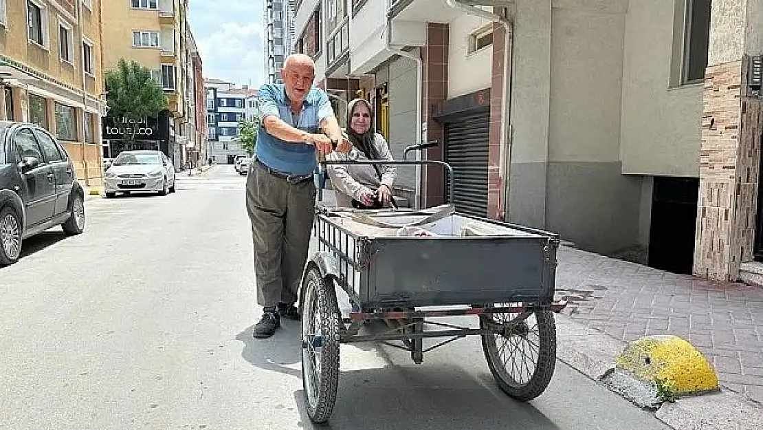 Eskişehir'de vefa örneği : Yürümekte zorluk çeken eşini üç tekerlekli bisikletle taşıyor