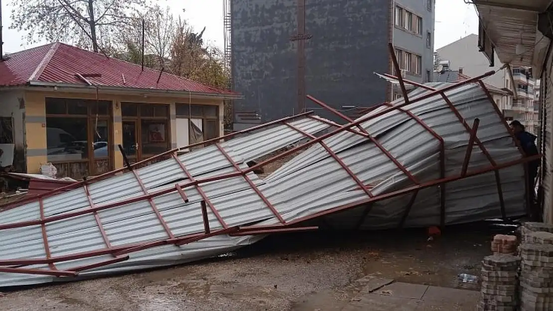 Etkili olan fırtına çatıları uçurdu: O anlar kaydedildi