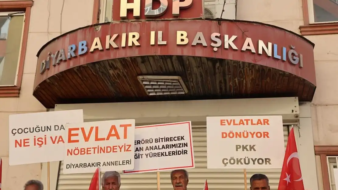 Evlat nöbetinde acı çığlık: Kanser hastası anneden PKK'ya çağrı!