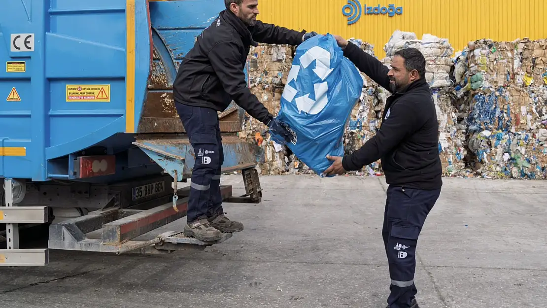 Evlere QR kodlu mavi çöp poşeti dağıtılacak: İzmir'in Karabağlar, Narlıdere, Menderes, Bornova, Bayraklı ve Konak'ta başlıyor-Artık herkes çöpünü...