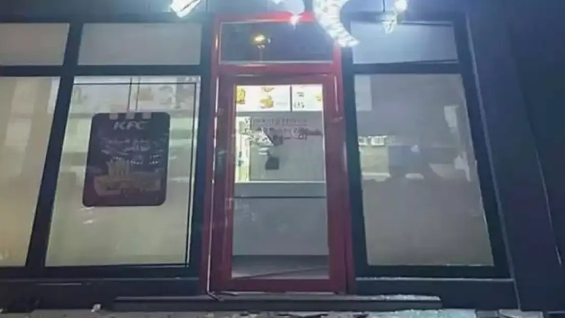 Fast food zincirlerine bombalı ve silahlı saldırı