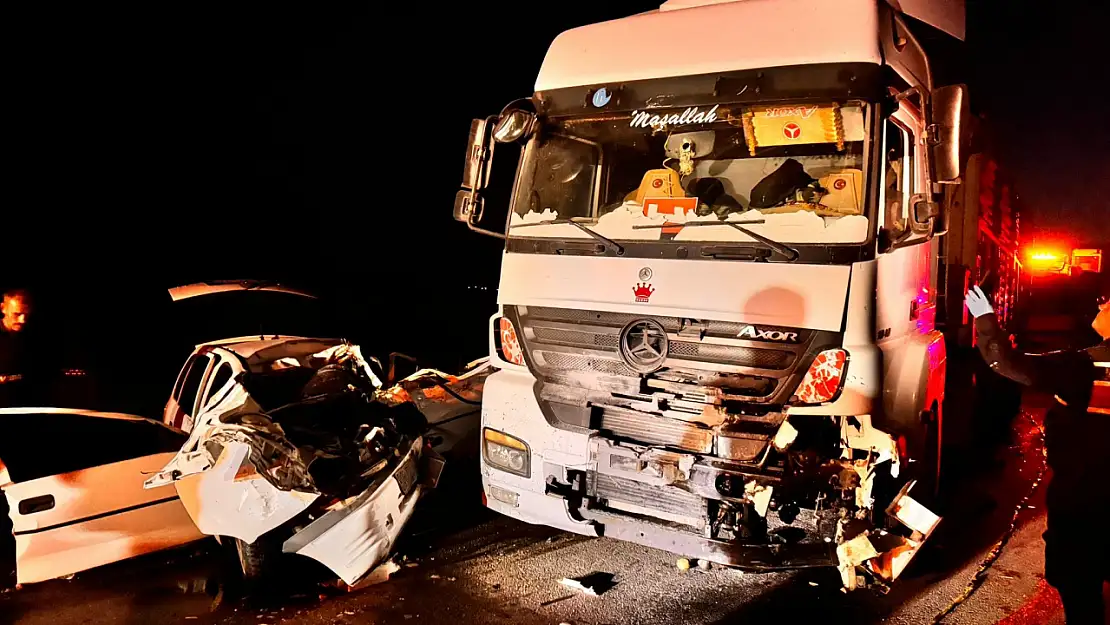 Feci kaza: Tır otomobili kağıt gibi ezdi| Ölüler var!