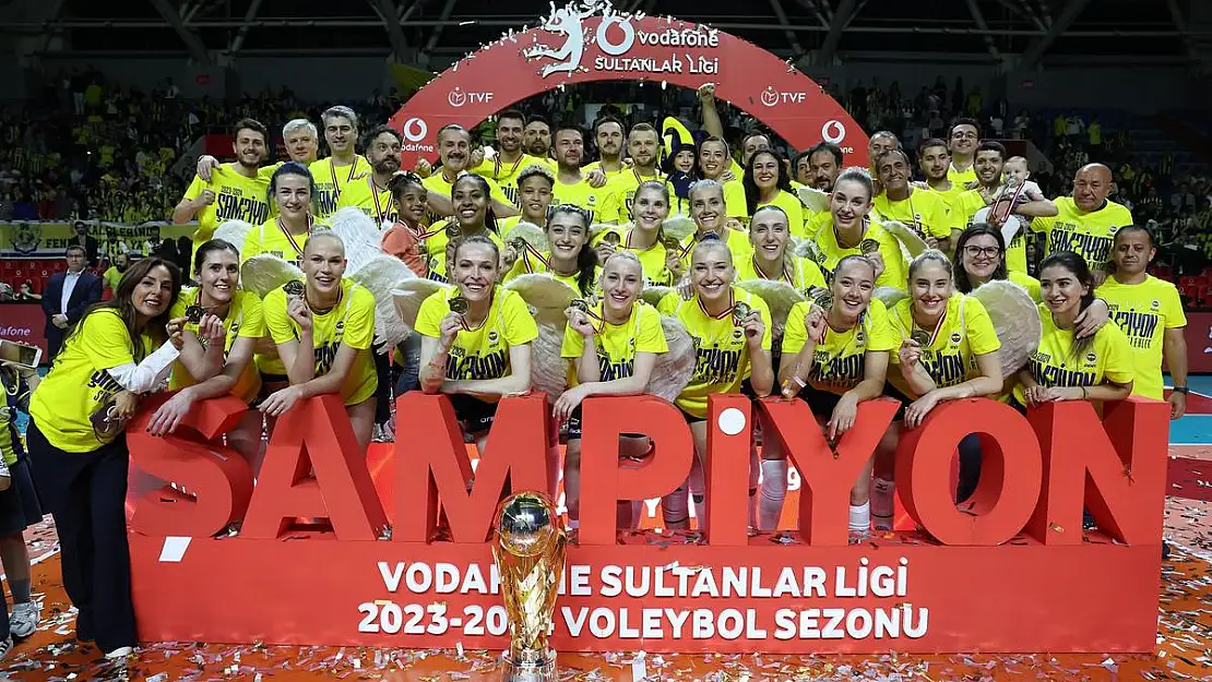 Fenerbahçe Kadın Voleybol Takımı, şampiyonluk kupasını kaldırdı