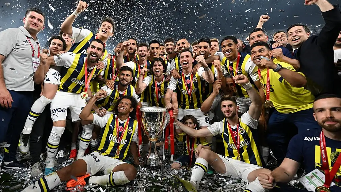 Fenerbahçe kupasını coşkuyla kutluyor