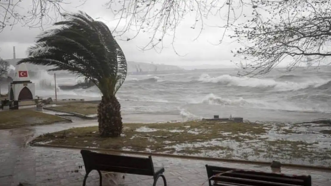 Fırtına vatandaşlara zor anlar yaşattı