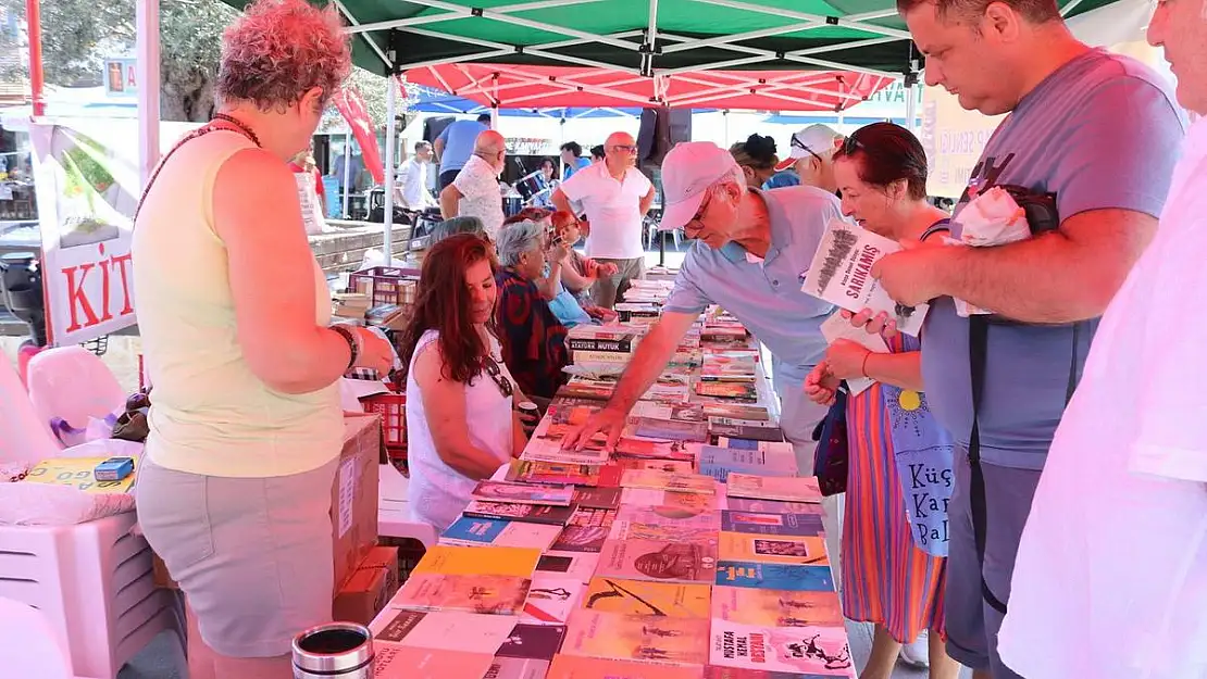 Foça Kitap Kulübü 20 bin kitap dağıttı