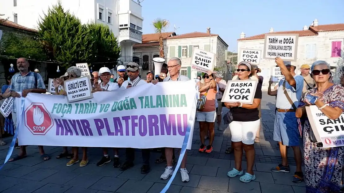 Foça’da deniz ve kıyı kirliliği protesto edildi