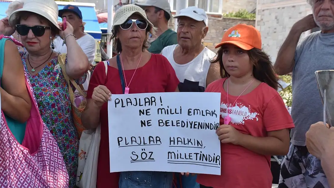 Foça’da özel işletmelere verilen kıyılar için protesto