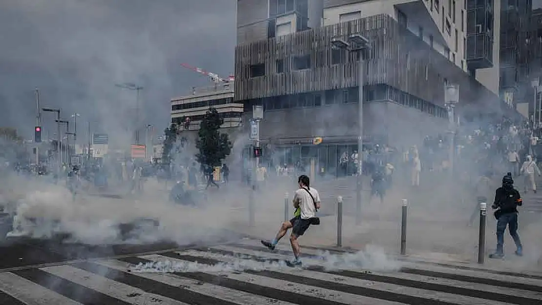 Fransa’da protestolar sürüyor: Şanzelize tahliye edildi