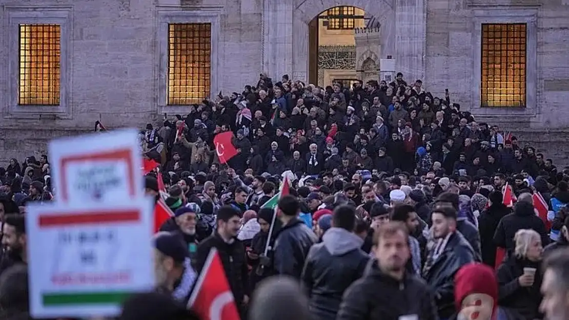 Galata Köprüsü'nde Filistin'e destek yürüyüşü: Yoğun katılım havadan görüntülendi