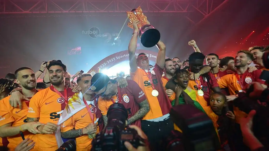 Galatasaray şampiyonluk kupasını kaldırdı