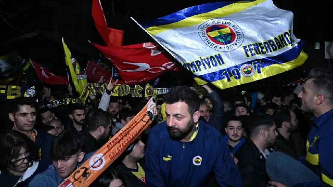 Galatasaray ve Fenerbahçe yurda döndü! Çoşkuyla karşılandılar…