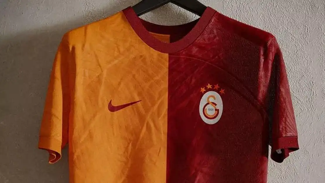 Galatasaray yeni sezon formasını tanıttı