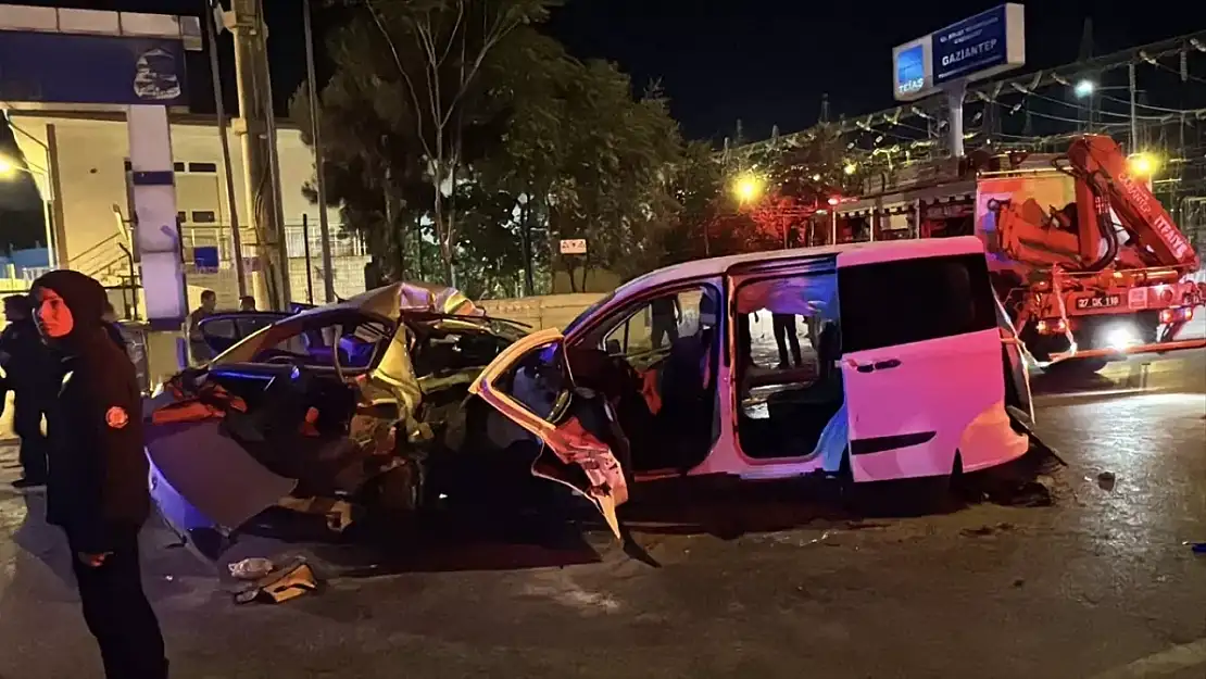 Gaziantep'te katliam gibi kaza: Araçlar hurdaya döndü - 5 kişi hayatını kaybetti