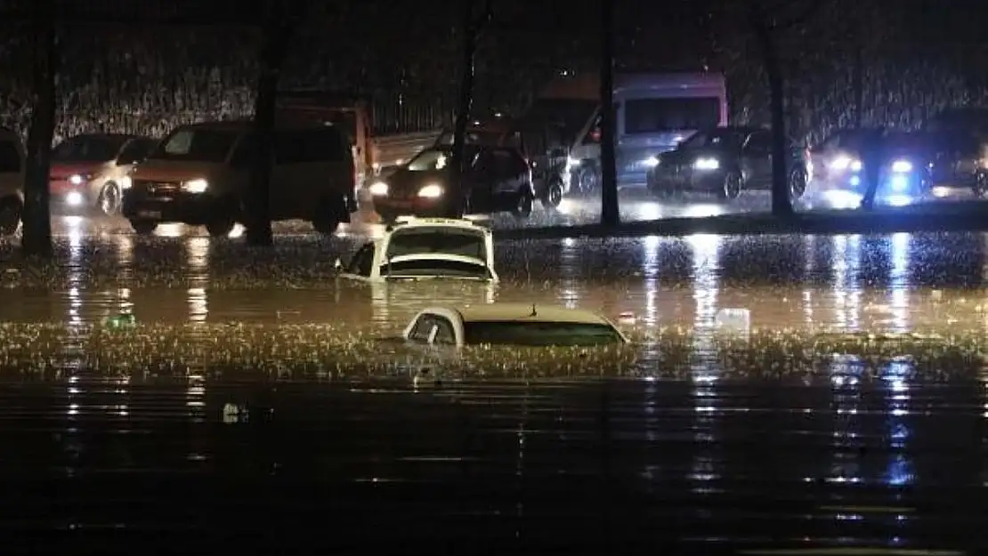 Gaziantep’te şiddetli sağanak, cadde ve sokakları sular altında bıraktı