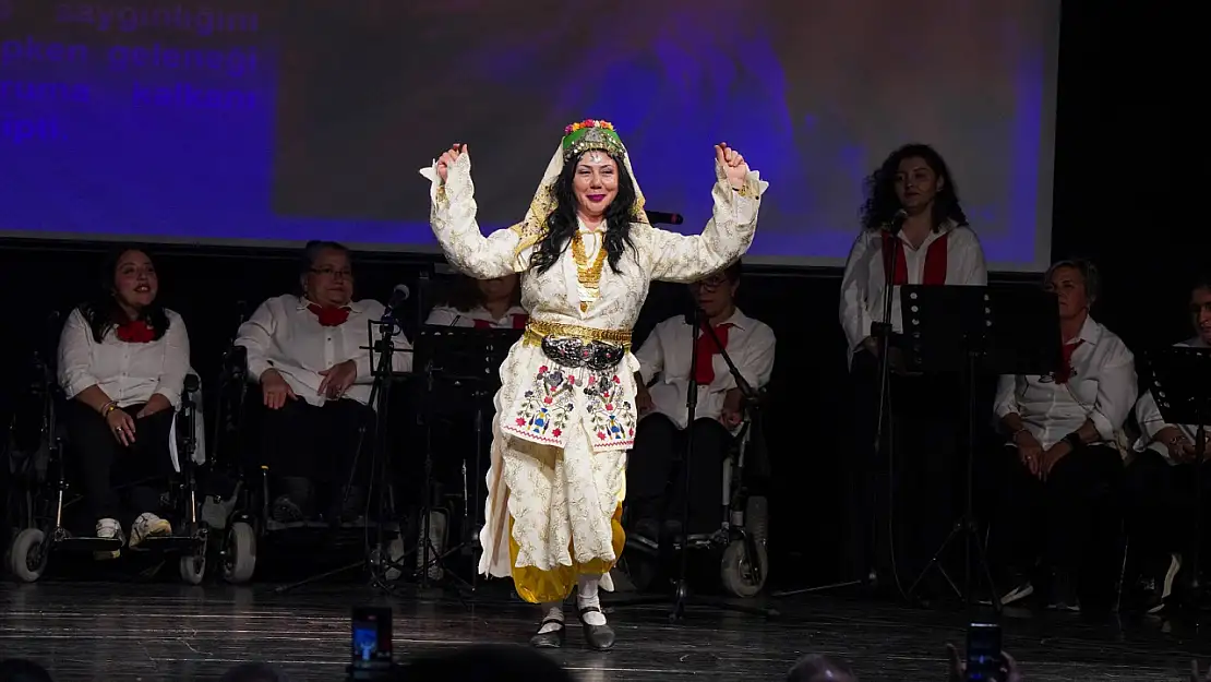 Gaziemir'de türkülerle engel tanımayan gece