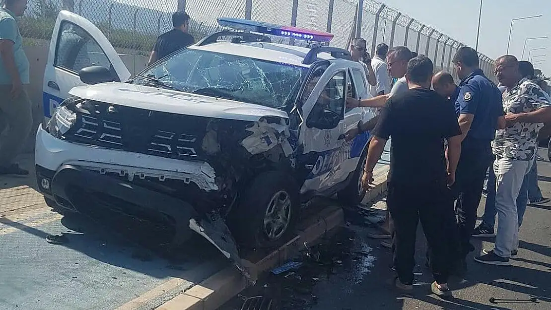 Gaziemir’de kontrolden çıkan araç polis aracına çarptı