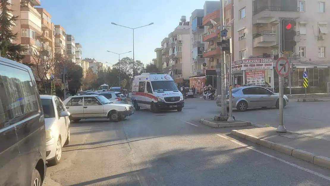 Gaziemir’de otomobil ile moto kurye çarpıştı!