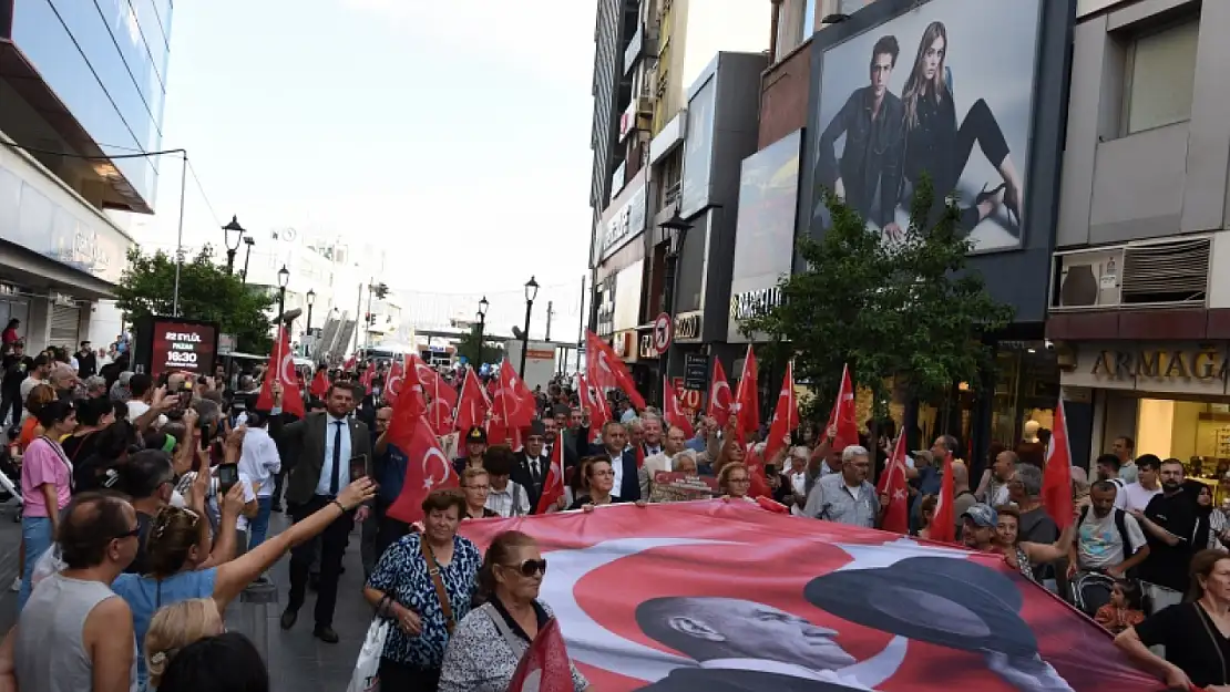 Gaziler yürüdü, Karşıyakalılar alkışladı