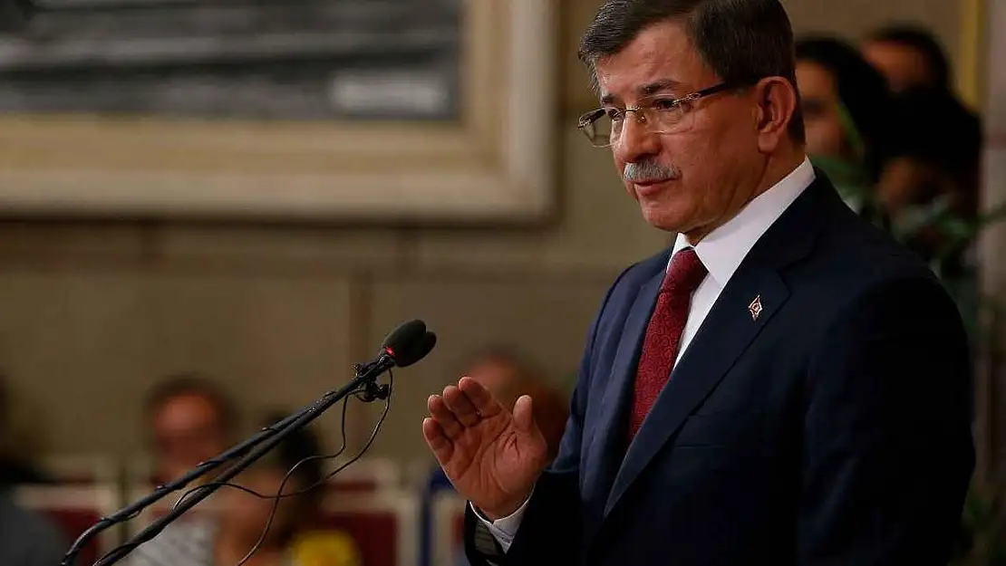 Gelecek Partisi Genel Başkanı Davutoğlu, deprem bölgesinde bayram namazı kıldı