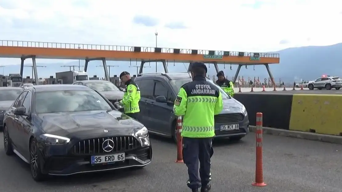 Göçmen kaçakçılığı avı: İzmir'de otoyol jandarması görev başında