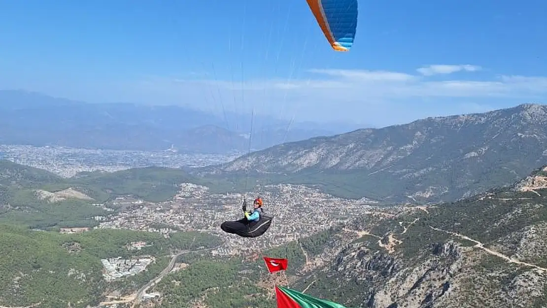 Gökyüzünde bayrak açıp Filistin’e destek verdiler