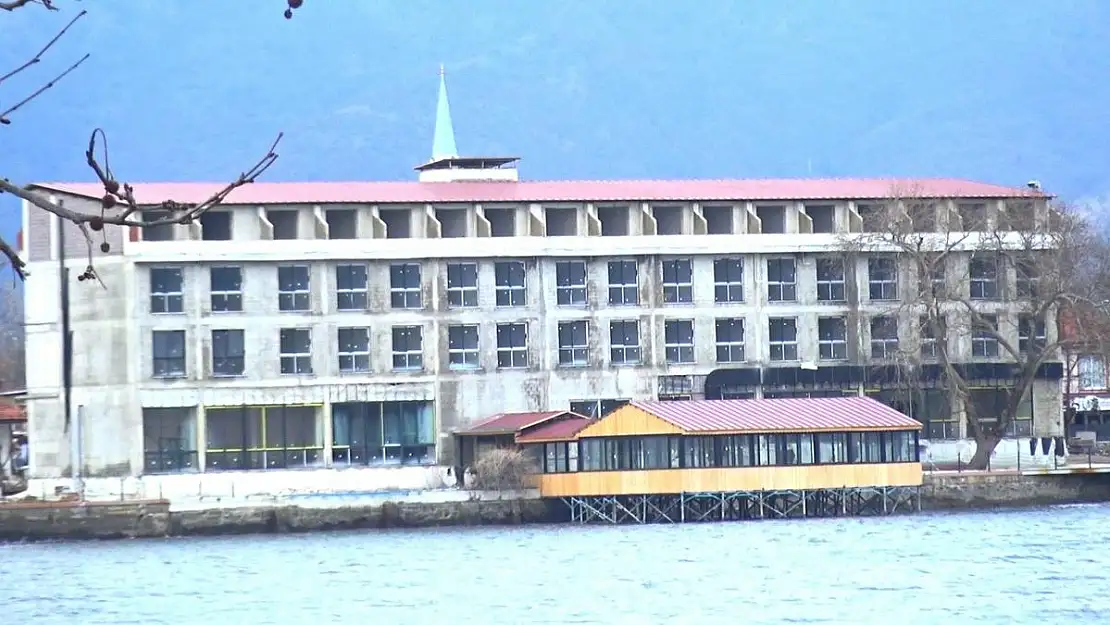 Gölcük Otel: Bir yılan hikayesi