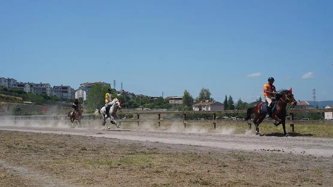 Gölcük, rahvan at yarışlarıyla renklendi