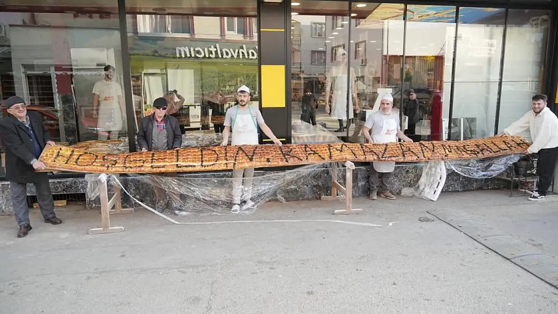 Görenler gözlerine inanmadı: 7 metrelik ramazan pidesi yapıldı