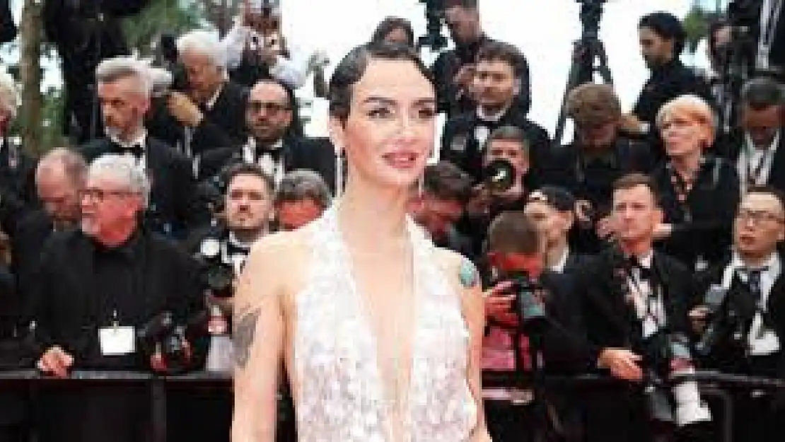 Gözler onun üzerindeydi! Birce Akalay Cannes halısında sınıfta kaldı!