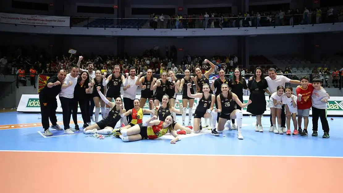 Göztepe Voleybol, ilk galibiyetini İzmir derbisinde aldı