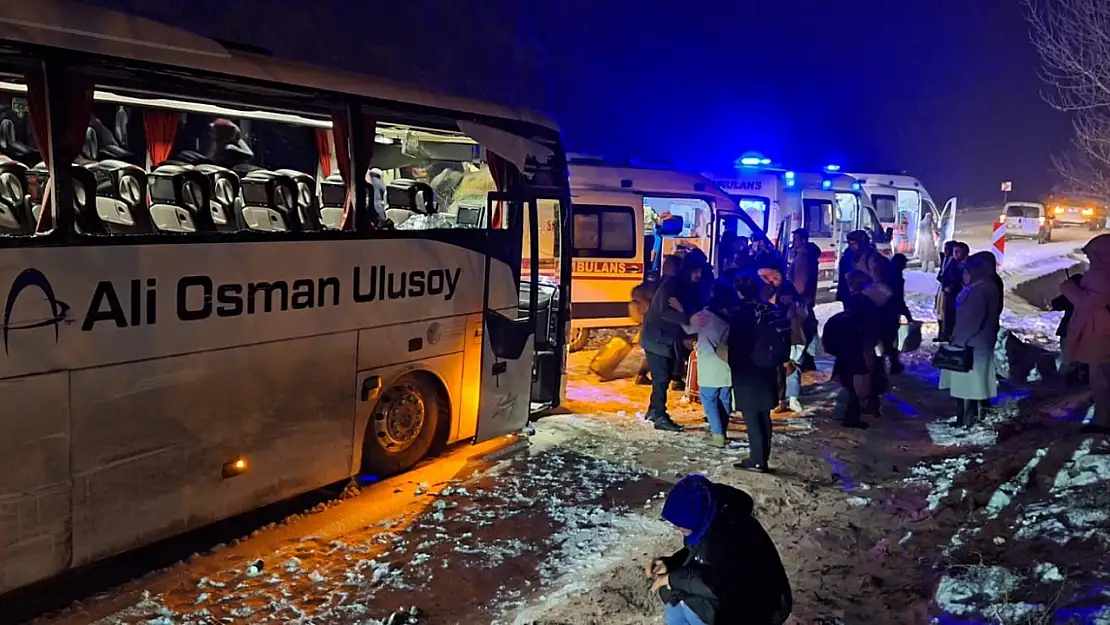 Gümüşhane'de yolcu otobüsü kaygan yolda kaza yaptı: 2'si çocuk 14 yaralı