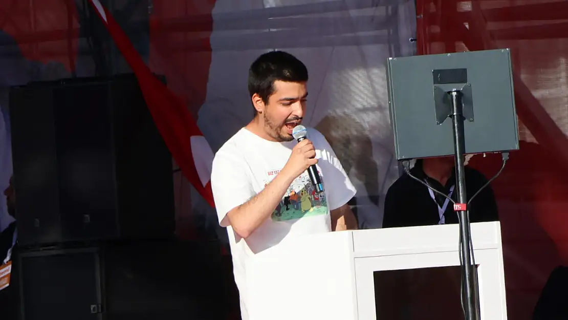 Gündoğdu'da mülakat mağduru genç sahnedeydi: 'Gençler mutsuz!'