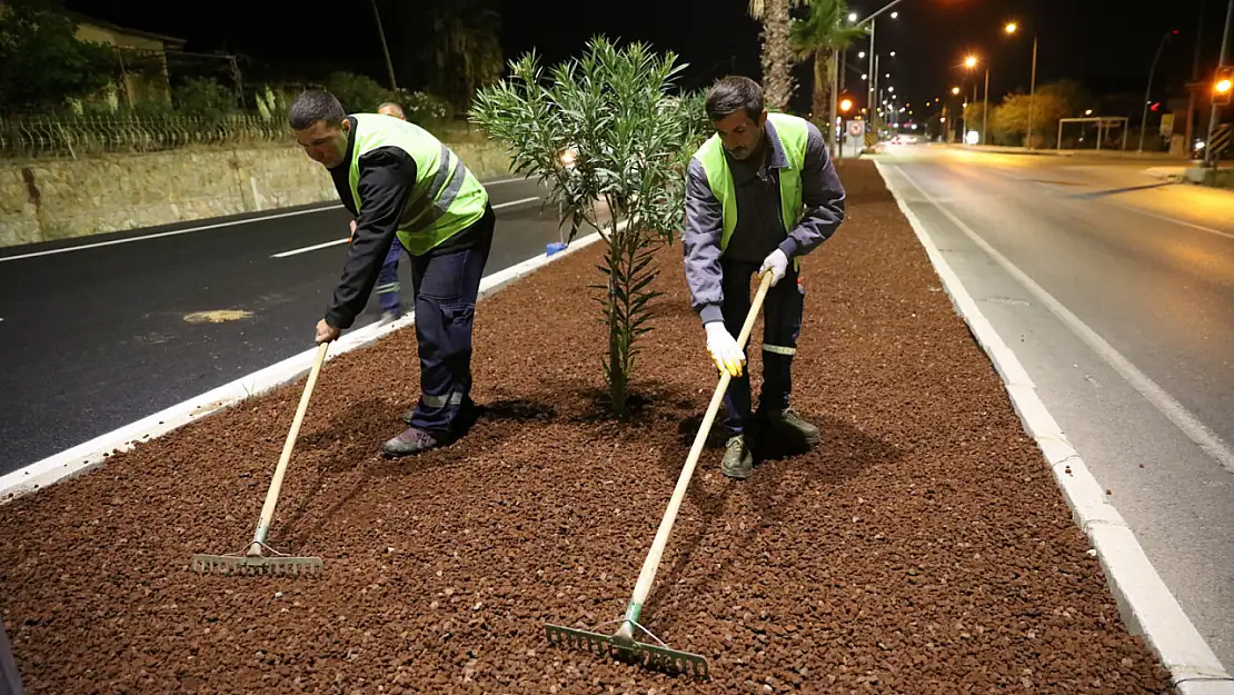 Güzelbahçe'de gece mesaisi: 7 kilometrelik Seferihisar yolu refüj düzenlemeleri hız kesmeden devam ediyor