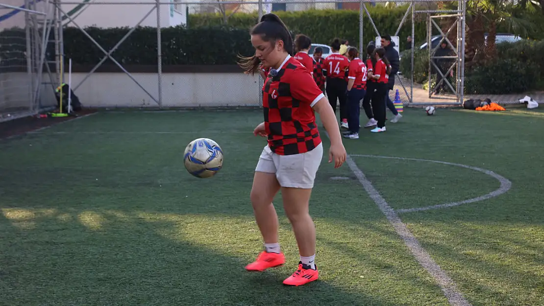 Güzelbahçe Kız Futbol Takımı'ndan güçlü başlangıç