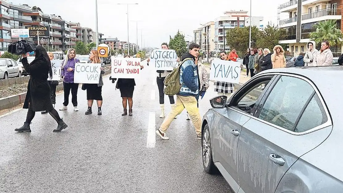 Güzelbahçe’de öğrenci velilerinden üst geçit eylemi