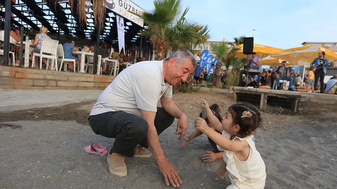 Güzelbahçe'de şezlong, şemsiye ücretsiz