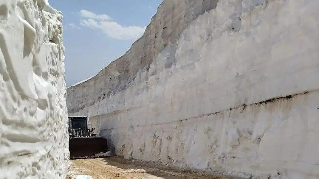 Hakkari'de 8 metrelik kar tünelleri