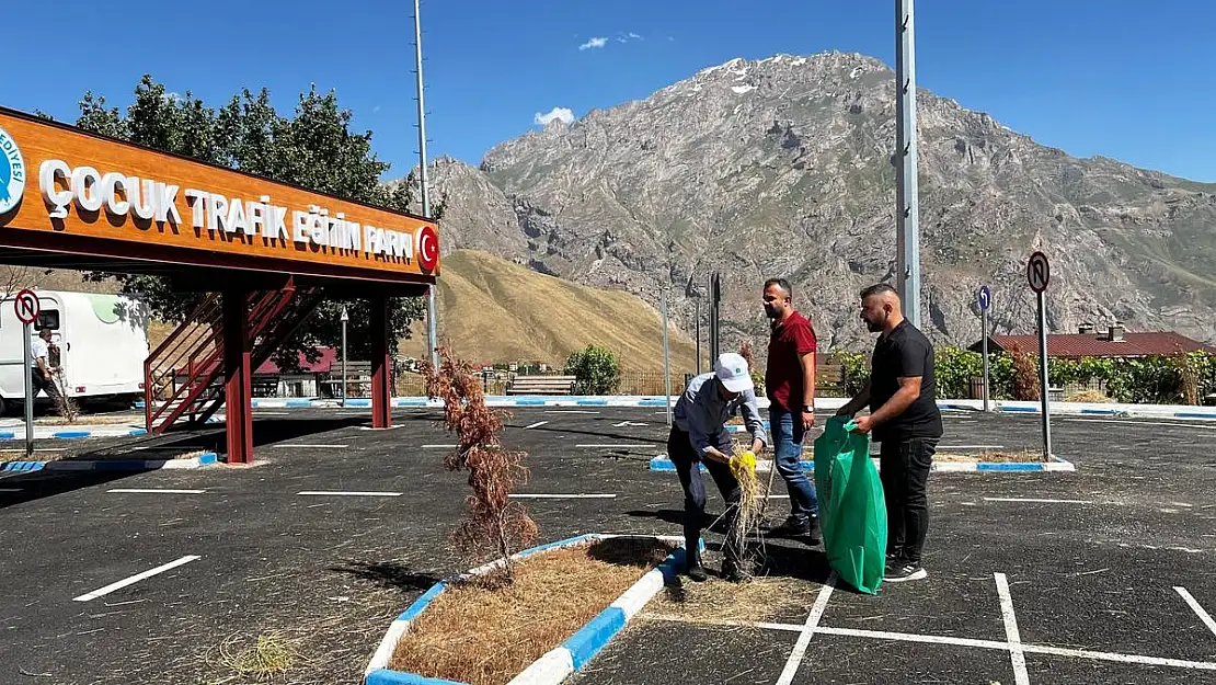 Hakkari’de parklar temizleniyor