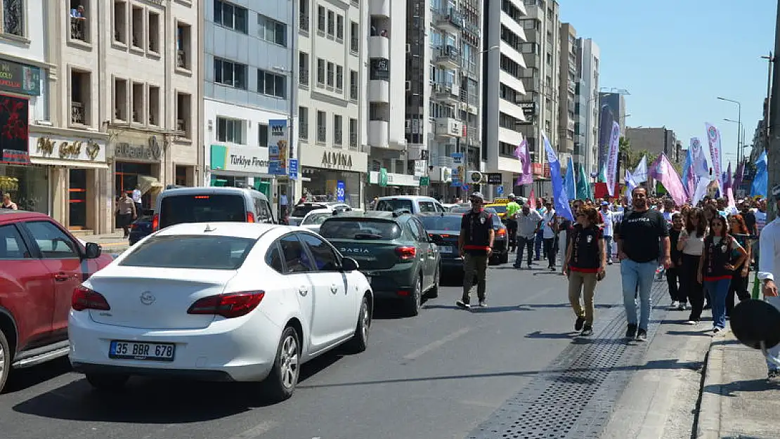 Haklarını arayan büyükşehir memurları İzmirlileri mağdur etti!